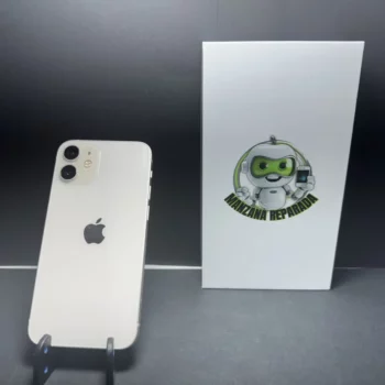 iPhone 12 mini reacondicionado en color blanco de 64GB, compacto y de alto rendimiento