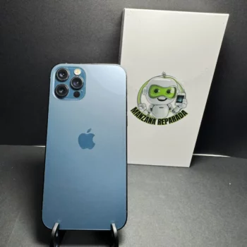 Vista frontal del iPhone 12 Pro reacondicionado de 128 GB en color azul