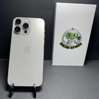 iPhone 15 Pro Max de Apple en color Natural con 256GB de almacenamiento, imagen delantera del dispositivo