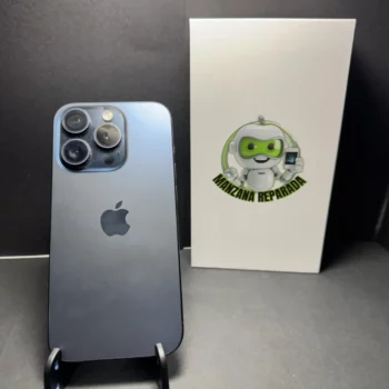 iPhone 15 Pro reacondicionado de Apple en color azul con 128GB de almacenamiento