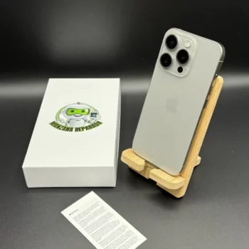 iPhone 15 Pro reacondicionado de Apple en color natural con 128 GB de almacenamiento – imagen frontal del dispositivo