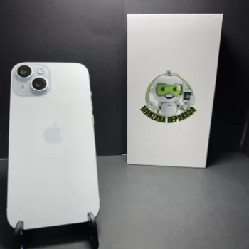 iPhone 15 reacondicionado de Apple en color azul con 128GB de almacenamiento