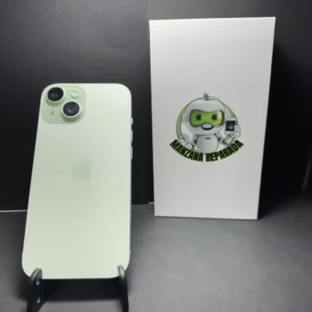 iPhone 15 reacondicionado de Apple en color verde con 128GB de almacenamiento